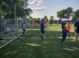 Laatste training S.K.N.W.K. JO8-1 (partijtje tegen de ouders) van maandag 2 juni 2025 (16/123)